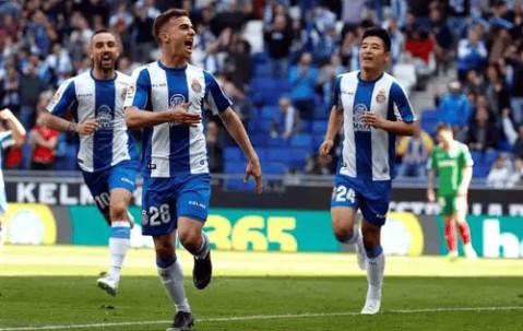 西甲焦点战：西班牙人主场迎战阿拉维斯，谁能笑到最后？