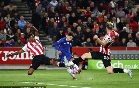 梅西与C罗：两个时代的对决，谁才是足球历史的绝对王者？