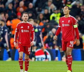 利物浦欧冠主场惨遭1-4重创，主帅与球员神情黯然，队伍士气跌至谷底