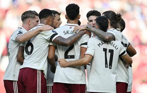 联赛杯狂欢夜！曼城阿森纳切尔西携手晋级，利物浦热刺爆冷被淘汰