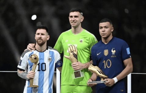 姆巴佩受伤内幕曝光，反向梅西举动很掉价，揭梅西有多强