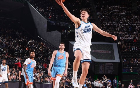 杨瀚森新秀赛8分钟超惊艳 尴尬一场游全赖队友自私？