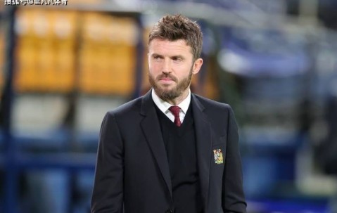 曼联新帅是他？44岁前名宿紧急救火，他能延续自己踢球时的硬度么