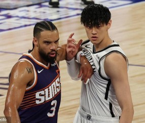 曾凡博1断3犯布克18+5+5 NBA中国赛太阳加时胜篮网